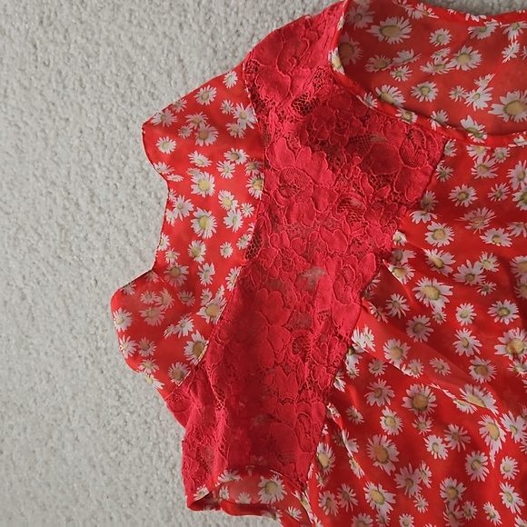 Red Daisy Print Lace Cutout Tank Top Blouse - Picture 7 of 9